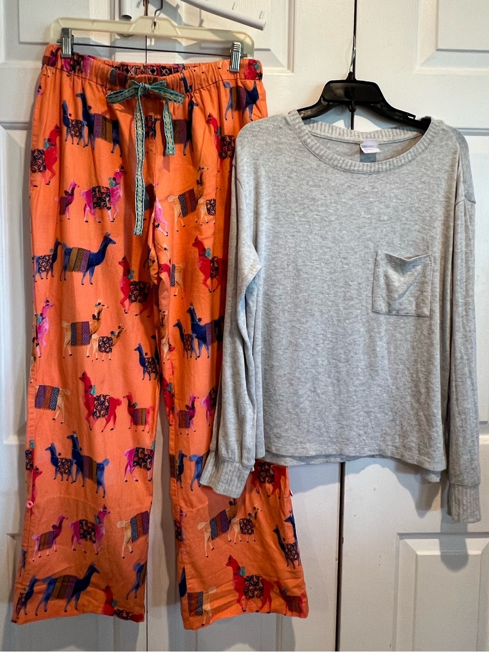 2 Pc PJ Set 🧡Llama Colorful Pants w Roll Cuffs & Soft Gray Long Sleeve Top